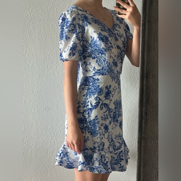 City, vibe, blue and white beautiful dress - Picture 3 of 4